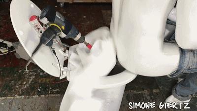 为什么女生尿尿需要纸巾擦,而男生不用?不能学男生抖抖吗?