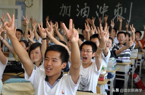 “我不会系鞋带,我妈说只要会学习就够了”时代巨婴是父母的错?