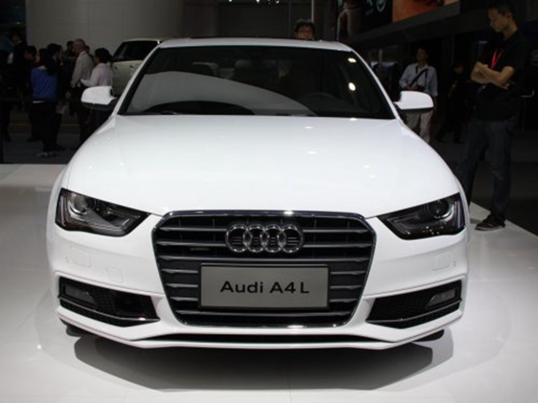 奥迪a6l为啥不买黑色,奥迪a6l买不买4驱