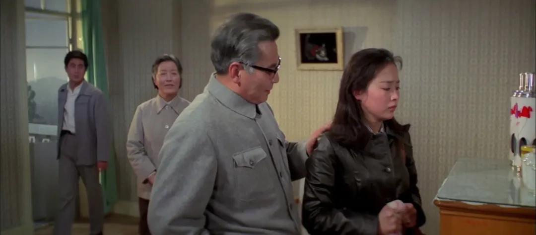 运动员上台领奖穿的是什么衣服,奥运会运动员领奖服