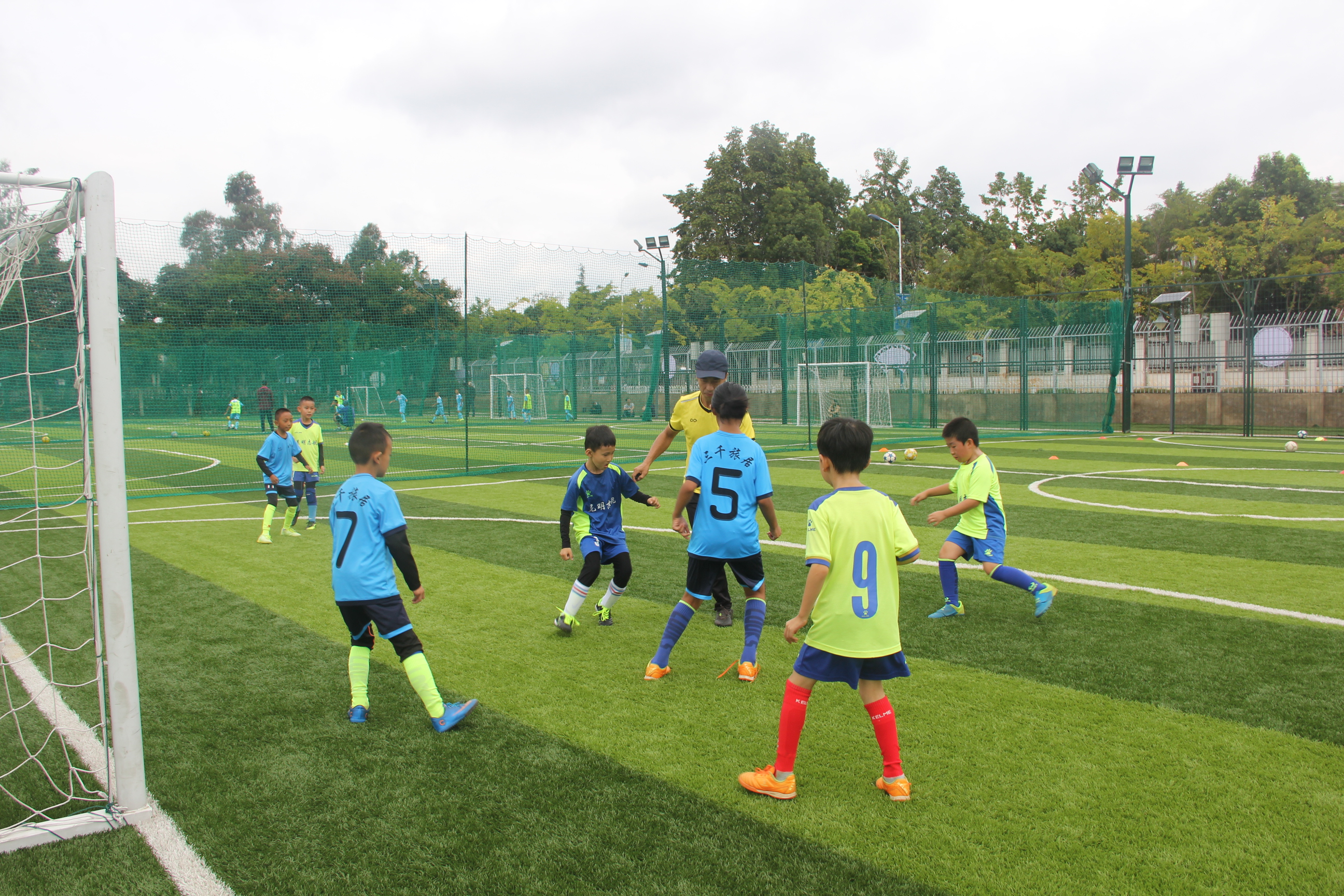 孩子暑假踢足球,让孩子享受校园足球的乐趣