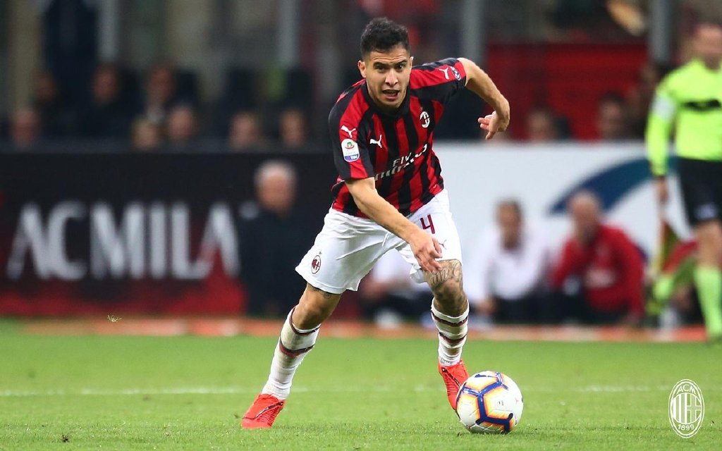 身披白衣铠甲的战士,身披红色铠甲的战士们