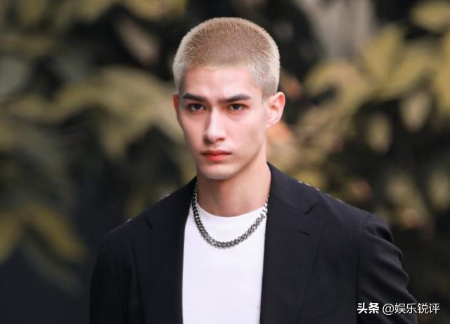 “打工皇帝”利路修意外走红，关注1000+美女，原因只为代购