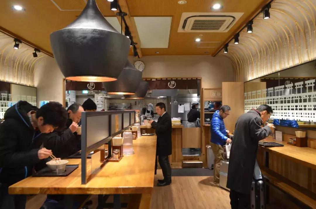 为什么日本人都站着吃饭,日本人为什么喜欢站着吃