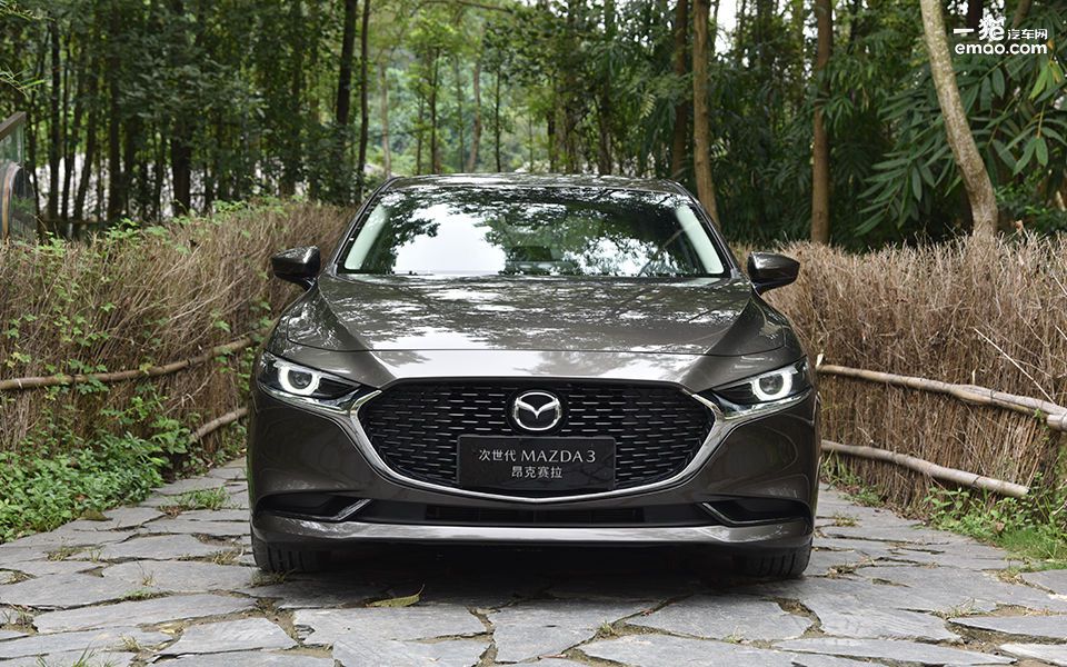 2021马自达3昂克赛拉2.0家用油耗,马自达3昂克赛拉1.5和2.0哪个更好