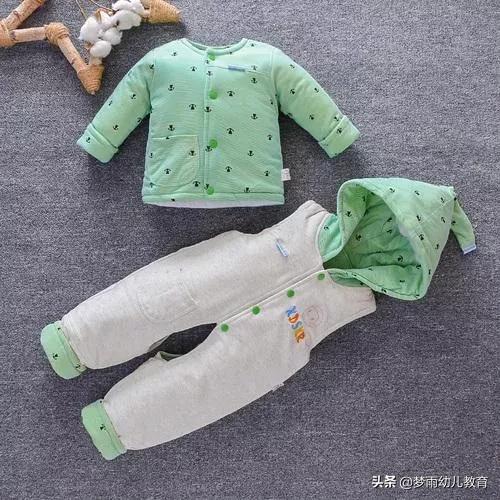 冬天怎么给宝宝穿衣服保暖又方便,冬季宝宝最佳衣服穿搭方法2岁