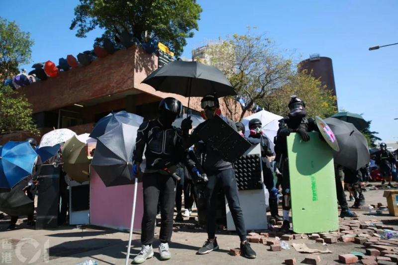 港警中箭,中箭蓝衣