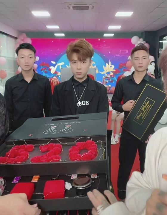 殷世航的财富密码！装疯卖傻五小时收入4500万，小丑竟是我自己