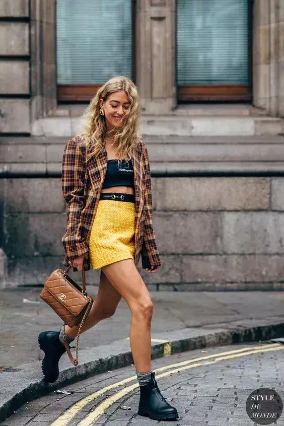 别再露脚踝了今年露袜才是王道,今年流行的露袜穿搭你知道吗