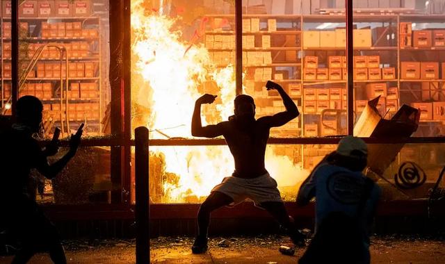 《地下铁道》：再现黑奴隐秘历史，多重隐喻下看美国种族冲突之殇