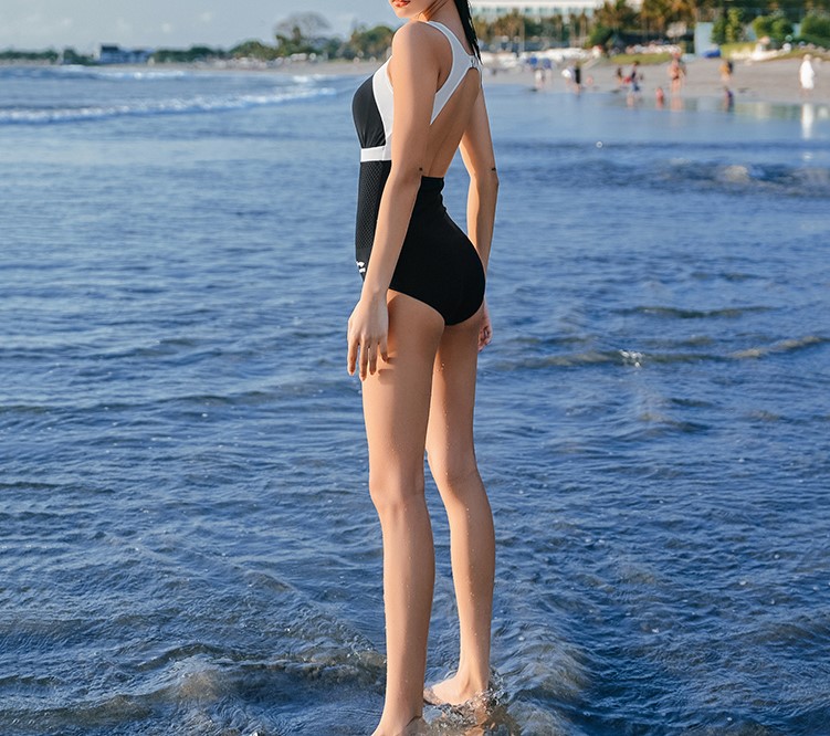 如何穿泳衣不显乳房下垂,穿泳衣下垂怎么办