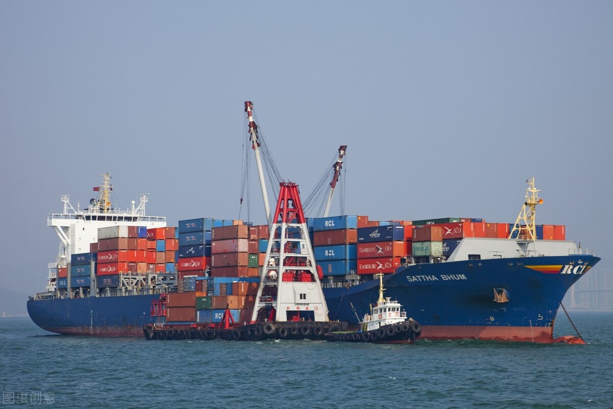 航运集装箱运费暴涨原因 (集装箱海运价格上涨意味着什么)