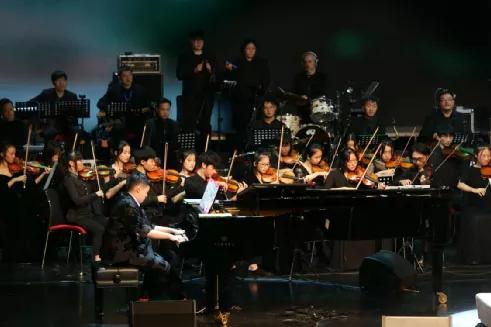 用爱的力量奏响磅礴之音！刘明康成都音乐会致敬星星少年