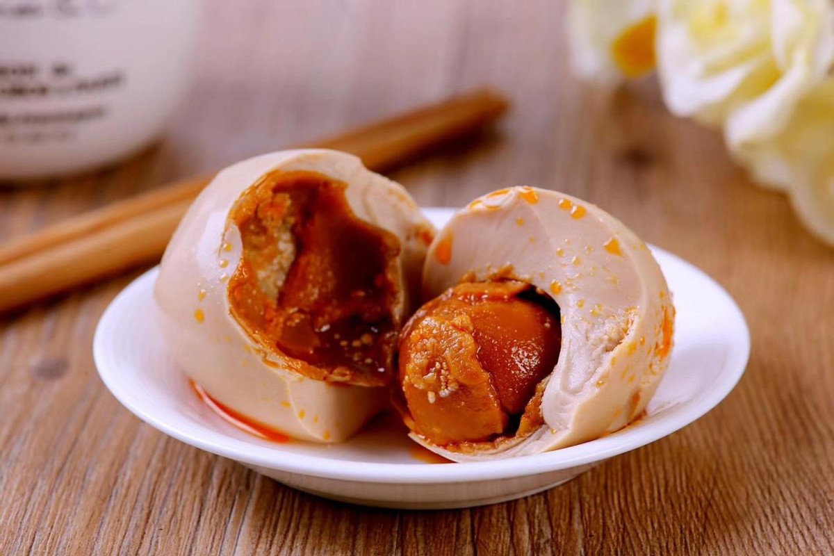 央视曝光流油的海鸭蛋20个,央视曝光海鸭蛋一戳就出油