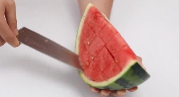 夏天吃西瓜怎么切,酒店切西瓜方法技巧