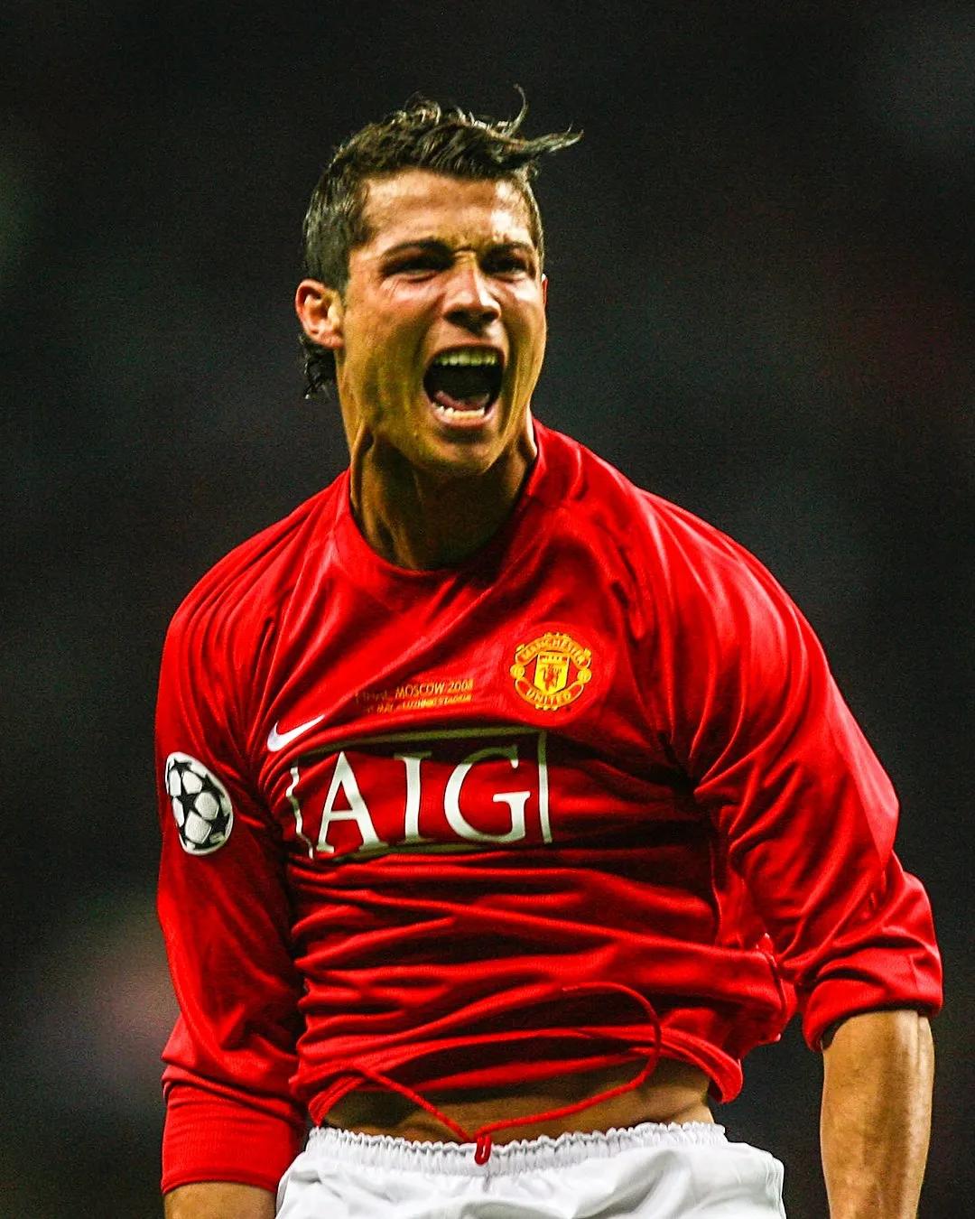c罗加盟曼联穿哪件球衣,c罗加盟曼联拿球衣图片