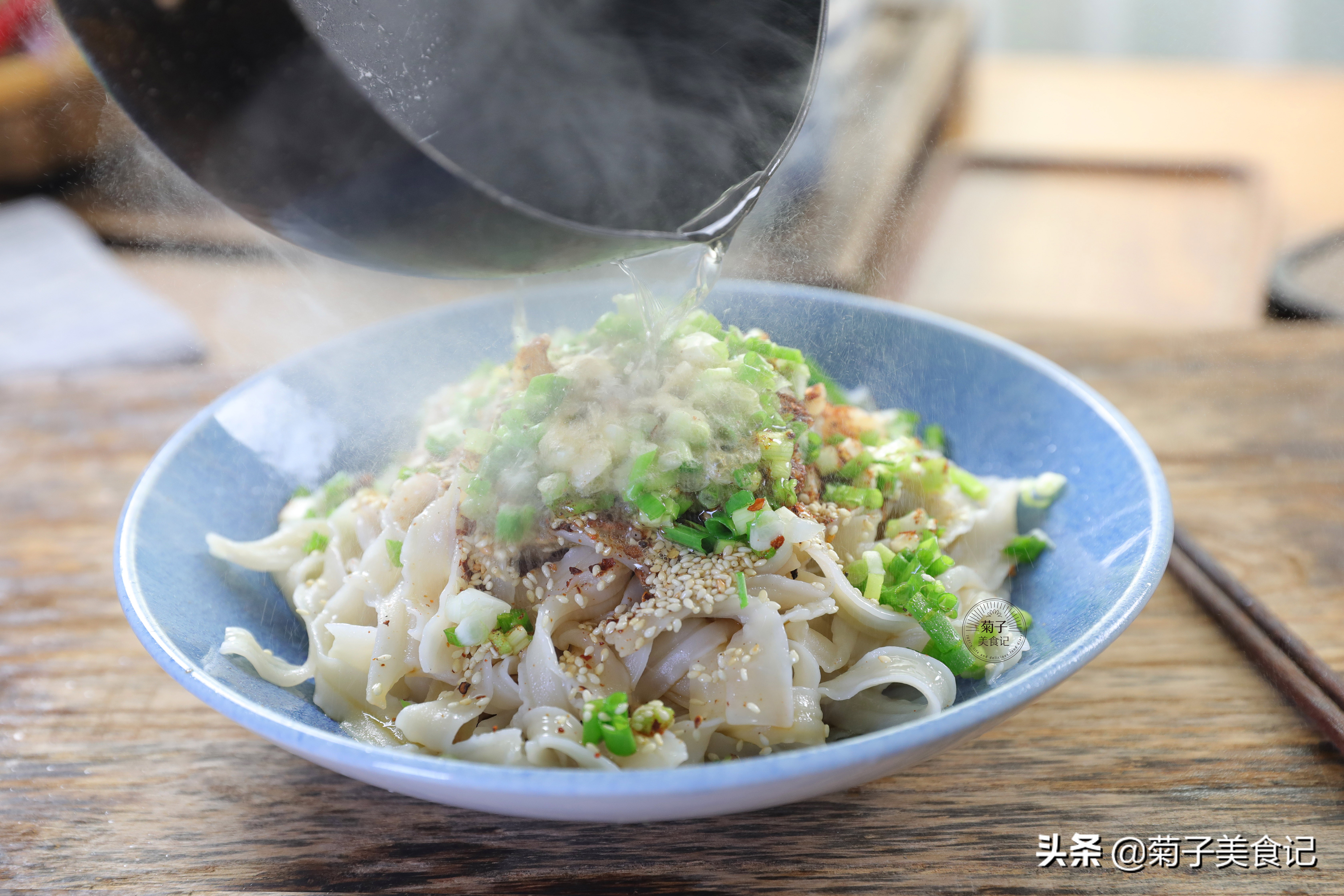 油泼面的做法详解,油泼面的做法简单易学的