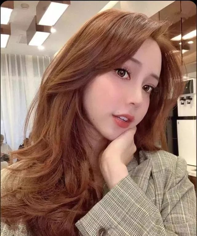 小脸发型女2020流行中短烫发发型,小脸发型女2020流行发型超短发