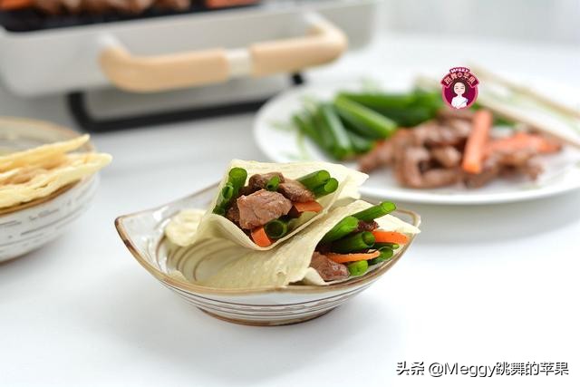 1块面擀一擀，空心烙饼鼓囊囊，夹上烤肉真叫香，国庆假期就吃它