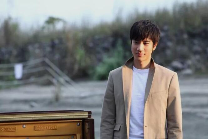 三娃奶爸王力宏，年入4.6亿，却一件衣服穿10年，钱都去哪了？