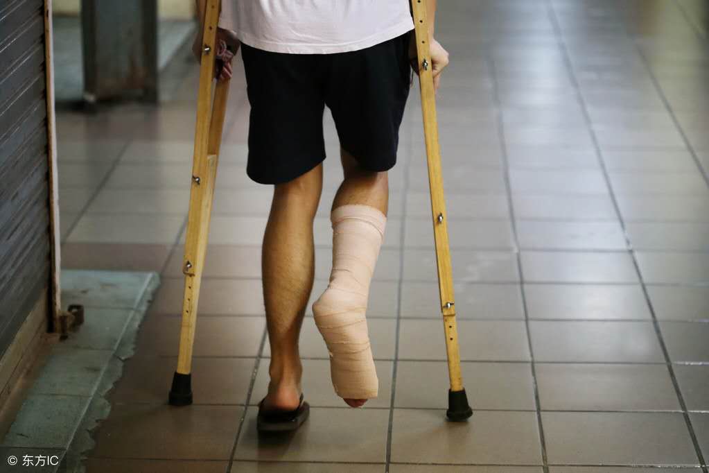 打了石膏要怎么脱衣服,打了石膏感觉石膏太重了