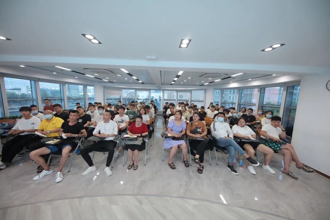 新发地产开大会,新发地产集团大合照