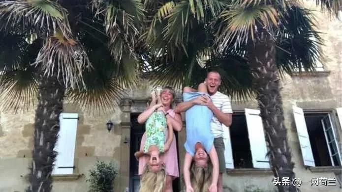 他还年轻，却不幸死在足球场上