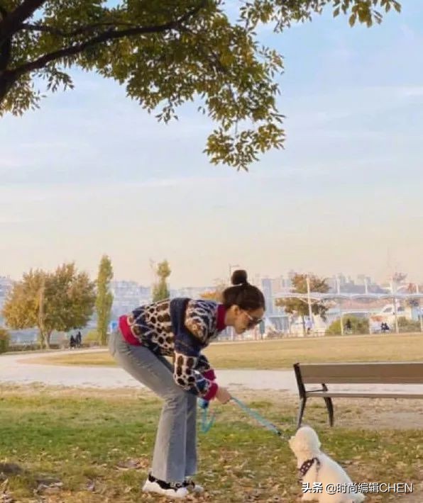 林允儿穿西装散步,林允儿荧光绿色毛衣穿出了奶粉味