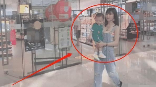 “最精致姥姥”惊现商场，和孙子胜似姐弟，网友：吃防腐剂了吧