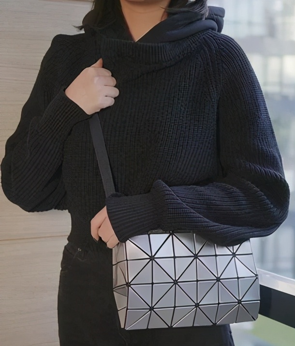 三宅一生包包米白色和奶茶色对比,三宅一生顶级原单包包多少钱