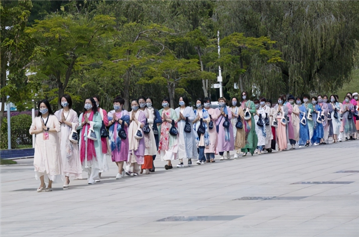 娜主编看秀 | 指间沙：繁华三千，一念光明