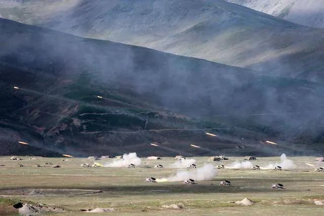 西部战区陆军实战化训练,西部战区陆军阔步启程再出发