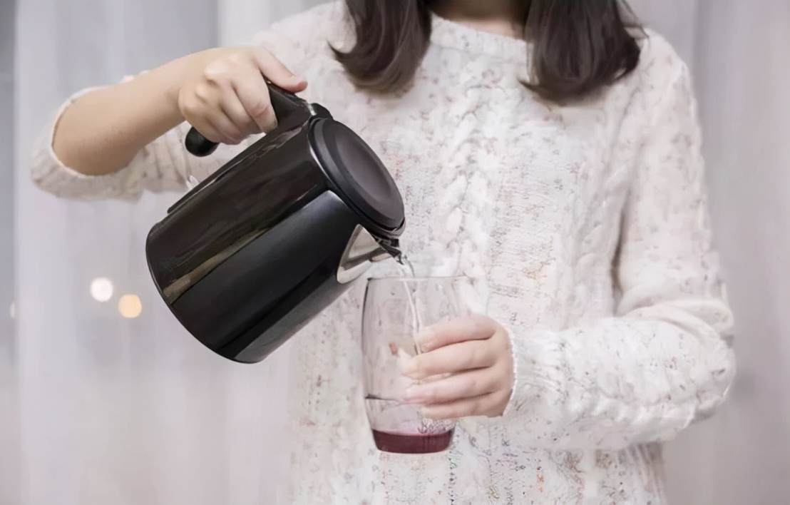 嘴唇脱皮干裂无法涂口红,嘴唇脱皮不干燥是什么原因引起的