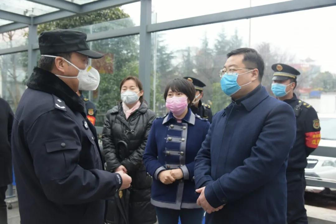 共青团西安市委书记、市青联主席汪国栋同志到西安火车南站检查疫情防控工作并开展慰问活动