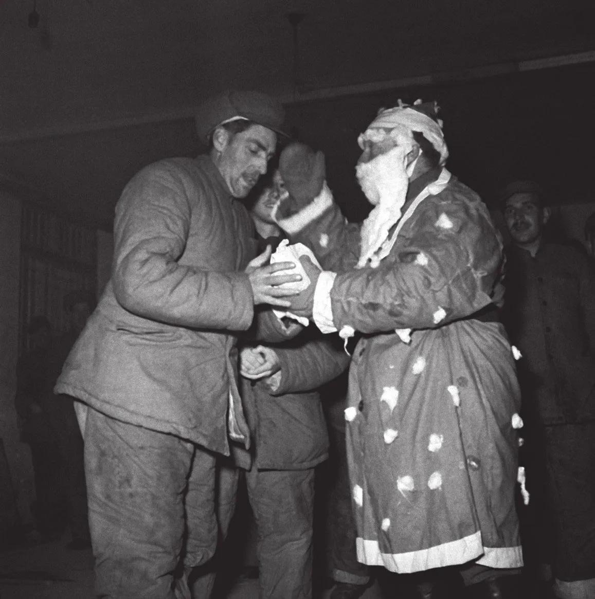 圣诞晚会上，碧潼战俘营的“联合国军”战俘们高呼：志愿军万岁