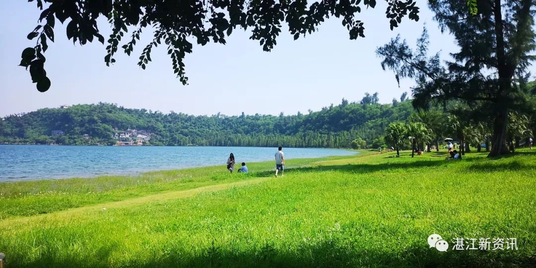 蓝天白云湖面碧波荡漾天然氧吧,湖光岩大自然天然氧吧