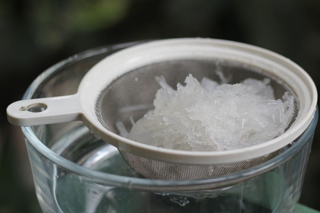 燕窝很容易泡发是好的燕窝吗,泡发燕窝的水要不要倒掉