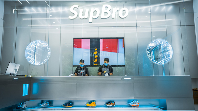 又快又好的科幻风酷炫洗鞋体验，全新门店成潮人聚集地