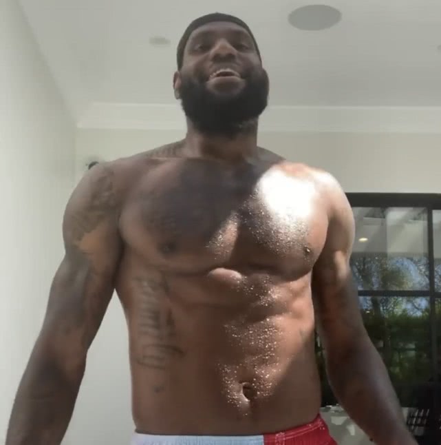 詹姆斯晒侧身战斧劈扣,詹姆斯晒出瘫坐照