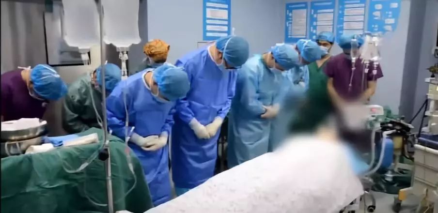 惊动央视,姚明都来致敬。他“一个人”组成篮球队后,打败了死神