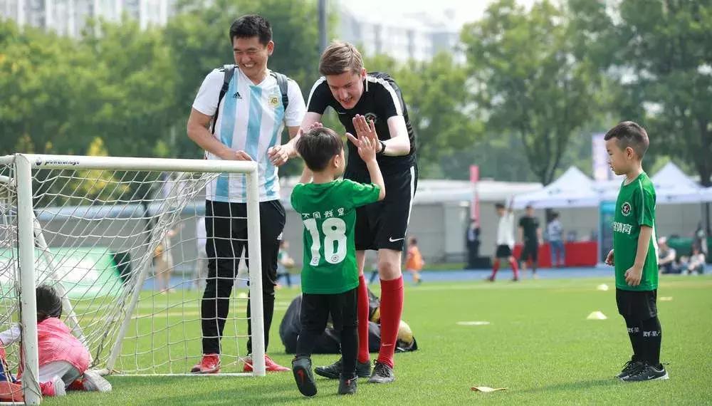 父亲节和儿子一起踢球,父亲节爸爸篮球赛