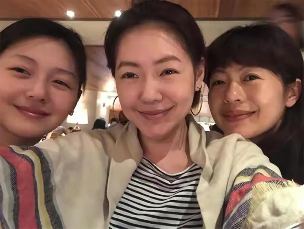 台上生猛，台下很怂：小S和这两个男人的故事，原来这么“悲惨”