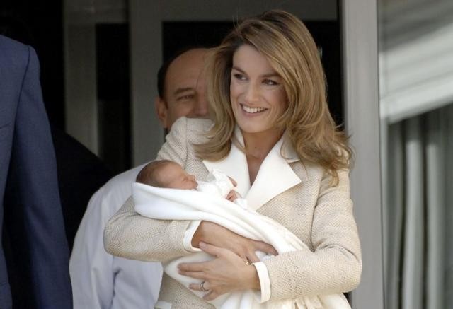 西班牙俩公主差几岁,西班牙公主两姐妹谁漂亮