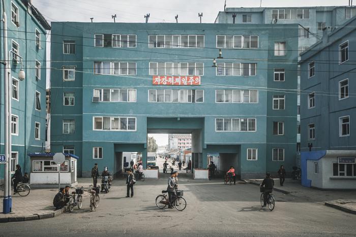 朝鲜人骑的自行车坏了，怎么修？