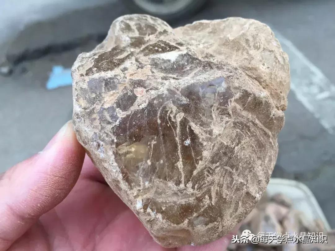 天蒙蒙亮赶个早市看一看天然水晶毛料市场