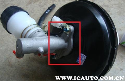 连续两脚刹车后刹车踩不动,刹车踩不下去刹车失灵怎么回事