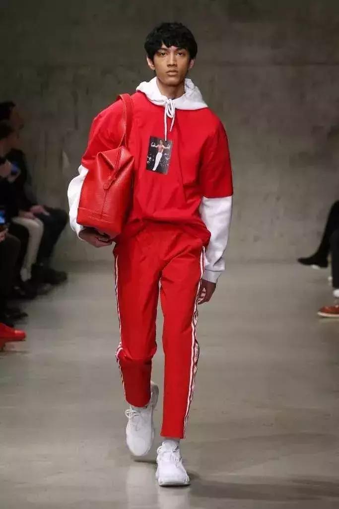 潮爆了｜冬天羽绒服穿腻了，可以试试这种复古运动风