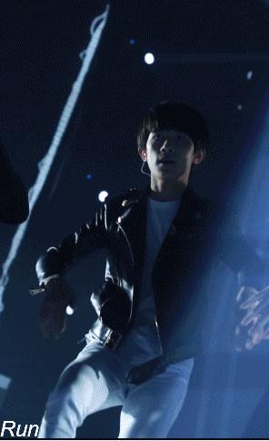 易烊千玺露半面脸,易烊千玺红衣顶胯舞