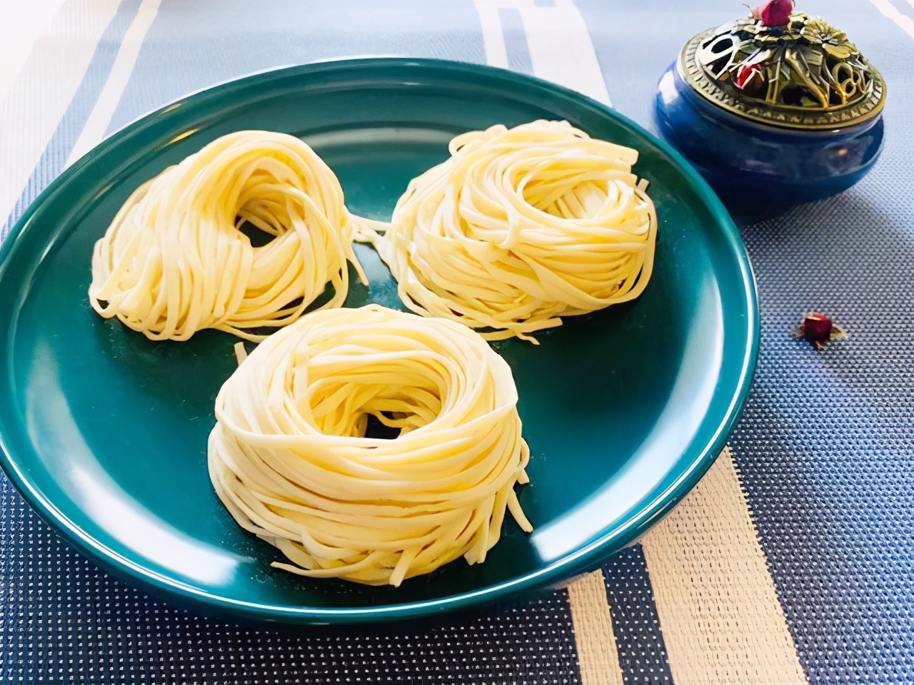 做手擀面面条怎么和面比较好吃,做手擀面条怎么和面