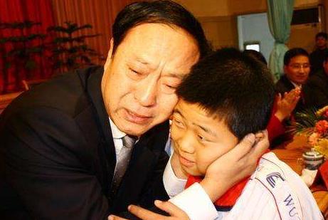 他是冯巩搭档，娶恩人之女，恋25年却在58岁离婚，曾在跳水中晕倒